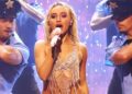 Sabrina Carpenter canaliza Britney Spears enquanto ela usa top deslumbrado no VMAS