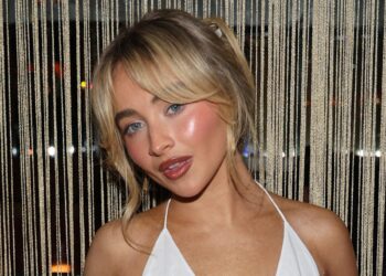Sabrina Carpenter comemora o aniversário de uma semana do álbum