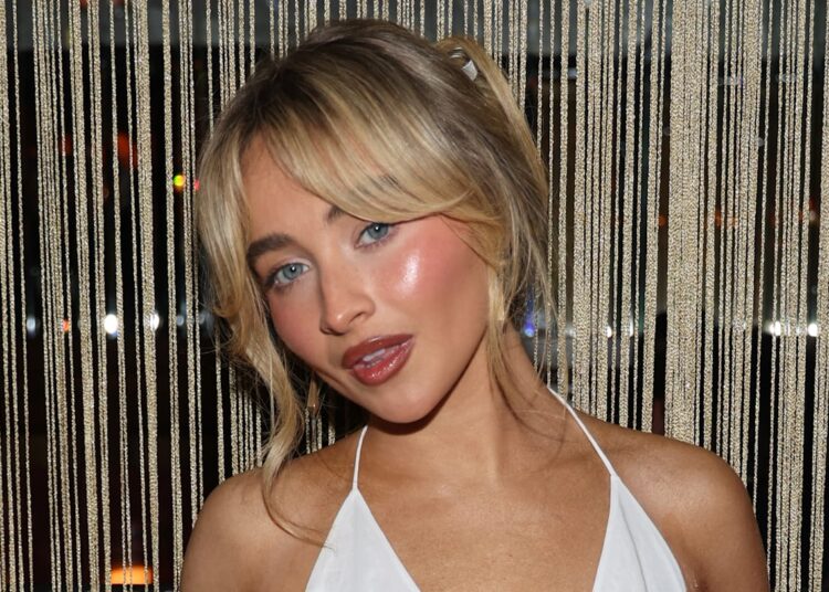 Sabrina Carpenter comemora o aniversário de uma semana do álbum