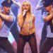 Sabrina Carpenter fica encharcada durante a apresentação de 'lágrimas' nos VMAs 2025