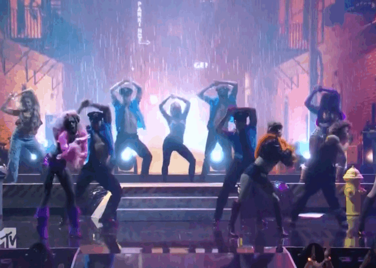 Sabrina Carpenter incorporou algum protesto em sua performance de MTV VMA