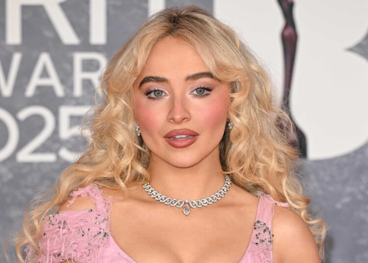 Sabrina Carpenter sugere o novo álbum alimentado por Barry Keoghan Split