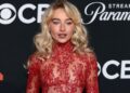 Sabrina Carpenter traz o calor ao vestido de renda revelador no VMAS