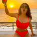 Salma Hayek Pinault comemora seu 59º aniversário entrando em um biquíni vermelho sexy