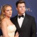 Scarlett Johansson beija o marido Colin Jost para uma mudança
