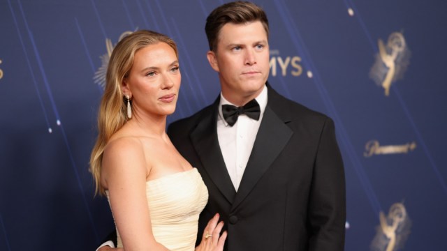 Scarlett Johansson beija o marido Colin Jost para uma mudança