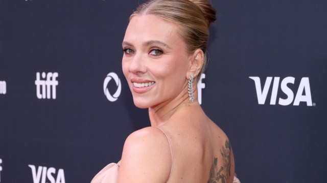Scarlett Johansson coloca suas tatuagens nas costas em exibição em vestido rosa