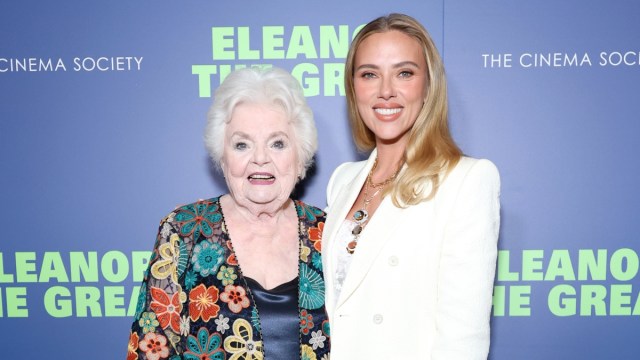 Scarlett Johansson quer hospedar SNL com Eleanor The Great Star