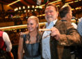 Schwarzenegger dirige uma banda em uma barraca de cerveja na Oktoberfest de Munique