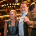 Schwarzenegger dirige uma banda em uma barraca de cerveja na Oktoberfest de Munique