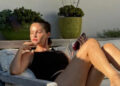 Selena Gomez absorve o sol em shorts atrevidos