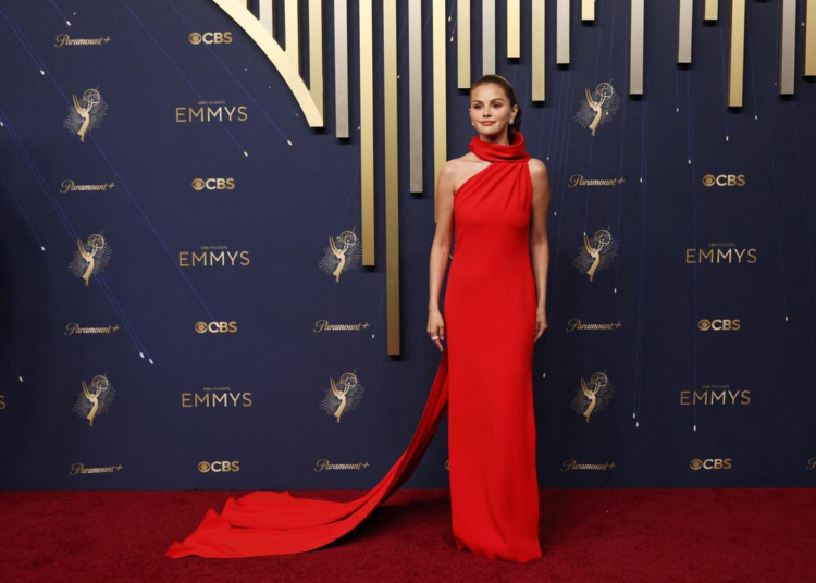 Selena Gomez atordoa em Scarlet, Lisa é bonita em rosa: as estrelas da TV brilham no tapete vermelho Emmys