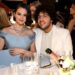 Selena Gomez beija Benny Blanco enquanto atordoa em biquíni