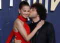 Selena Gomez e Benny Blanco fazem estréia no tapete vermelho em Emmys 2025 - NBC New York