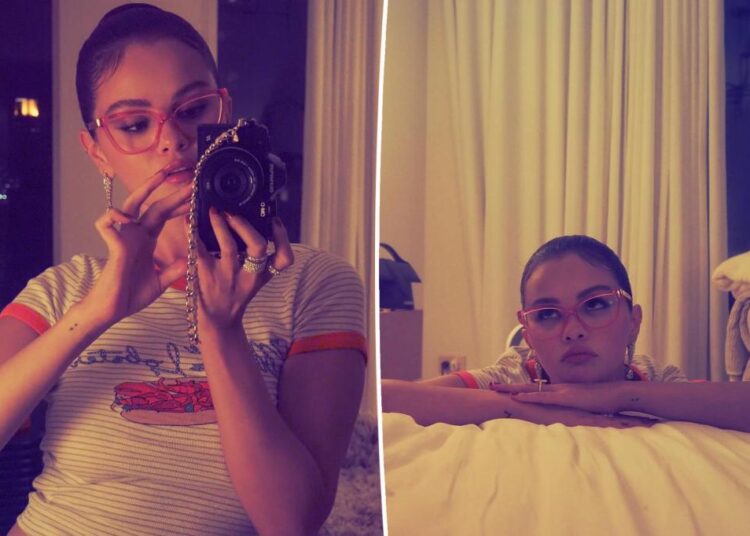 Selena Gomez posa de cueca para uma foto de glamour dentro do quarto de hotel de Nova York