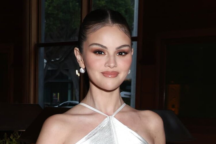 Selena Gomez revela qual celebridade é portadora de anel em seu casamento com Benny Blanco | Martin Short, Selena Gomez | Just Jared: Notícias e fofocas de celebridades