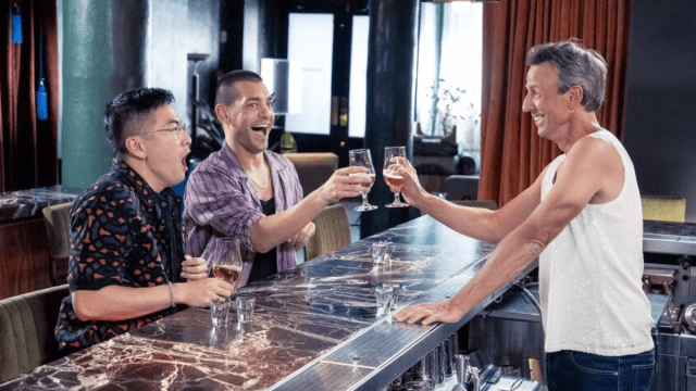 Seth Meyers tira a camisa de Bowen Yang e Matt Rogers