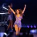 Shakira fica encharcada de chuva durante o show