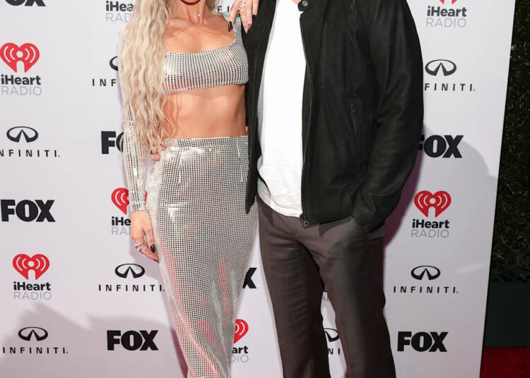Sharna Burgess e Brian Austin Green Compartilhe um novo vídeo raro de sua família misturada - e isso desencadeia uma grande reação