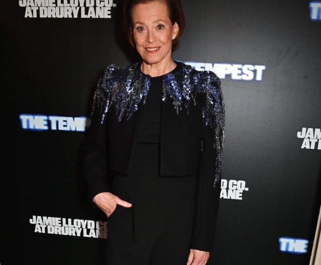 Sigourney Weaver com muito medo de assistir Alien: Terra sozinha
