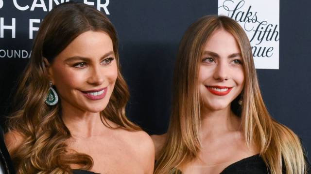 Sofia Vergara dança com 'mini me' em vestido preto com decote ousado