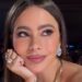 Sofia Vergara ostenta suas curvas em roupa de decote profundo