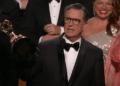 Stephen Colbert Wings Big em Emmys, presta homenagem sincera ao assistente tardio