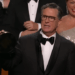 Stephen Colbert Wings Big em Emmys, presta homenagem sincera ao assistente tardio