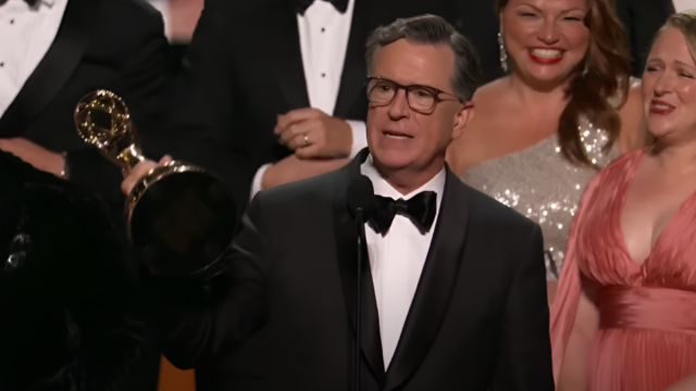 Stephen Colbert Wings Big em Emmys, presta homenagem sincera ao assistente tardio