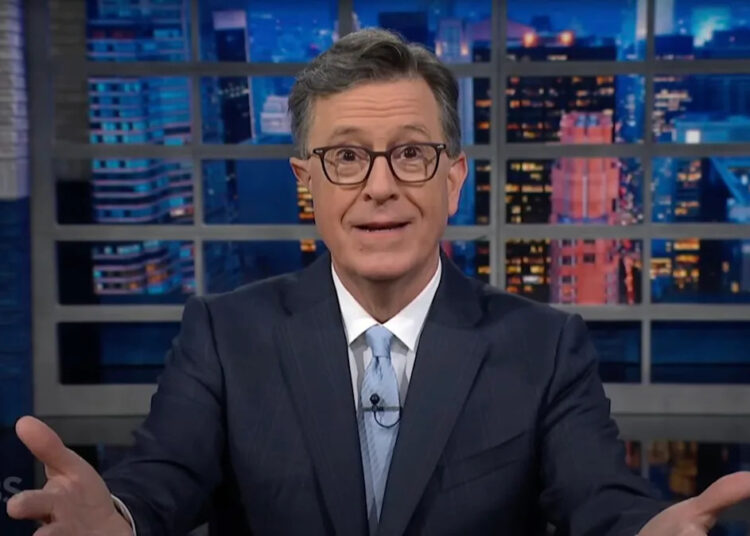 Stephen Colbert abre Emmy com ovação de pé, pede um novo emprego