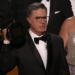 Stephen Colbert presta homenagem ao assistente tardio depois de vencer no Emmys 2025