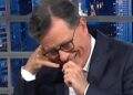Stephen Colbert quase o perde no meio de uma impressão absolutamente imunda de Trump