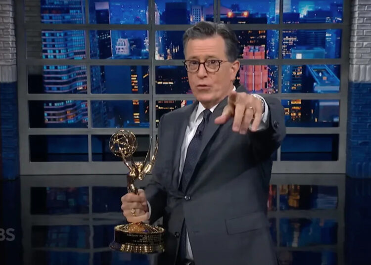 Stephen Colbert usa a vitória do Emmy para trollar o robustez do aprendiz de Trump Trump