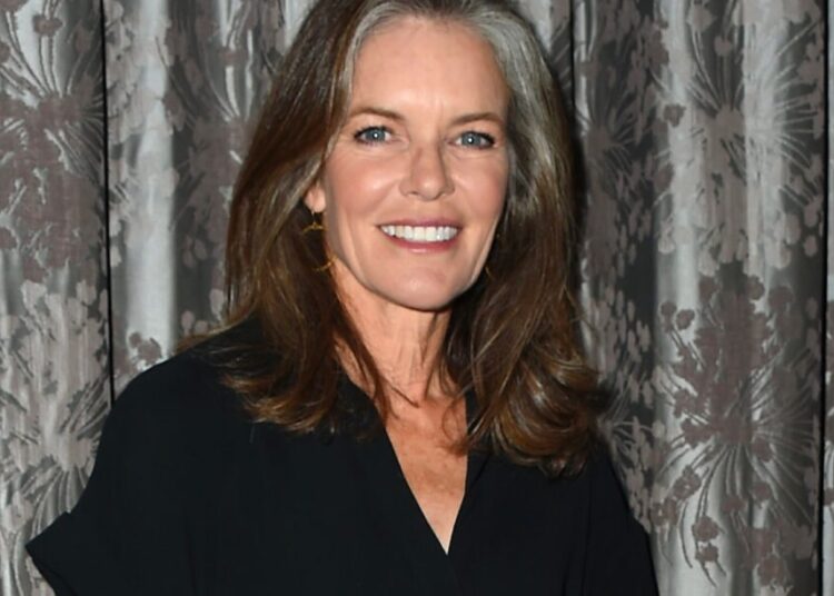 Susan Walters dá a um visitante muito especial uma turnê de Y&R Set