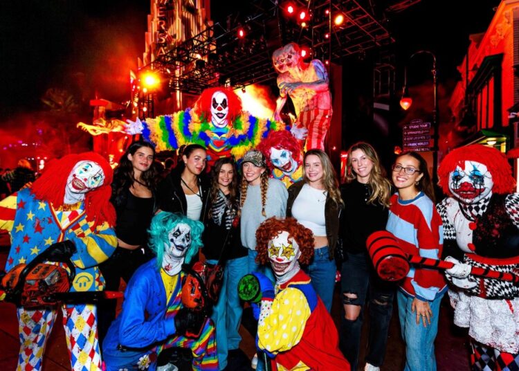 Sydney Sweeney, Scooter Braun de mãos dadas durante o passeio com tema do Halloween