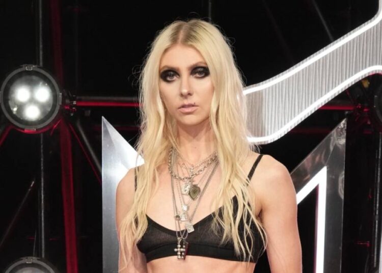 Taylor Momsen compartilha segredos de fitness para videoclipe nude