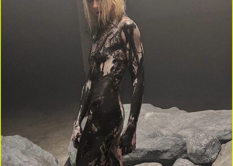 Taylor Momsen exibe abdominais na tábua de lavar fotos do BTS do mais recente videoclipe do Pretty Reckless: Foto 5197488 | Videoclipe, Taylor Momsen, as fotos bonitas e imprudentes | Just Jared: Notícias e fofocas de celebridades