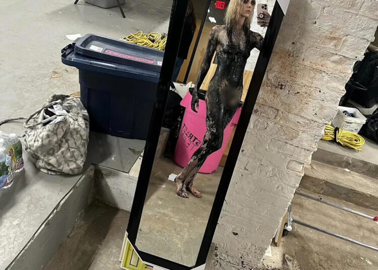 Taylor Momsen posa nu em nada além de tinta corporal negra para o novo videoclipe de sua banda