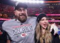 Taylor Swift e Travis Kelce no engajamento façam reações de celebridades