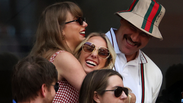 Taylor Swift engajado visto comemorando o 30º aniversário de Brittany Mahomes