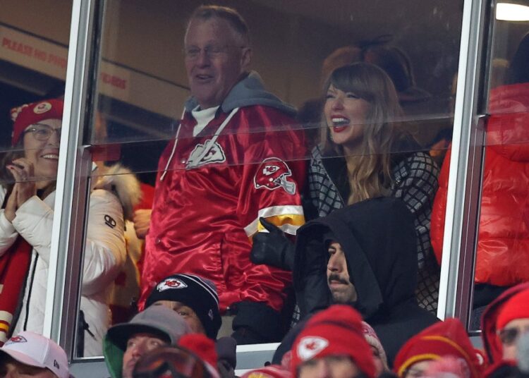 Taylor Swift, mais parceiros da NFL quebram sua vida à margem
