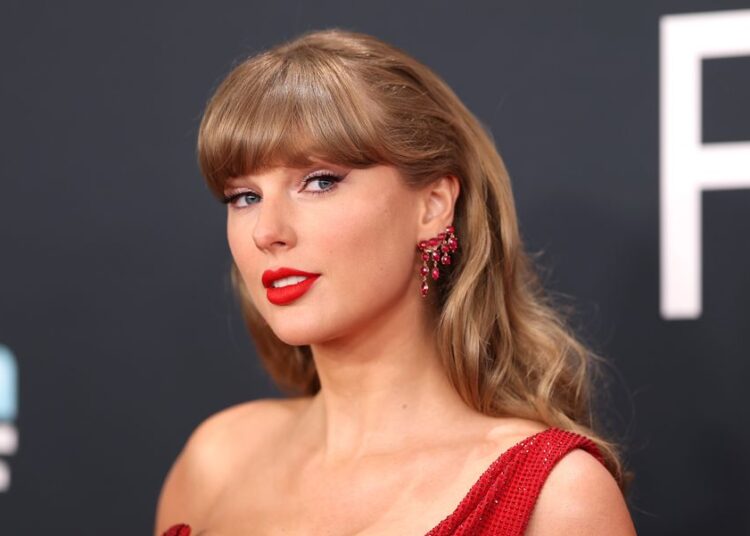Taylor Swift usa um capacete de bob Mackie personalizado