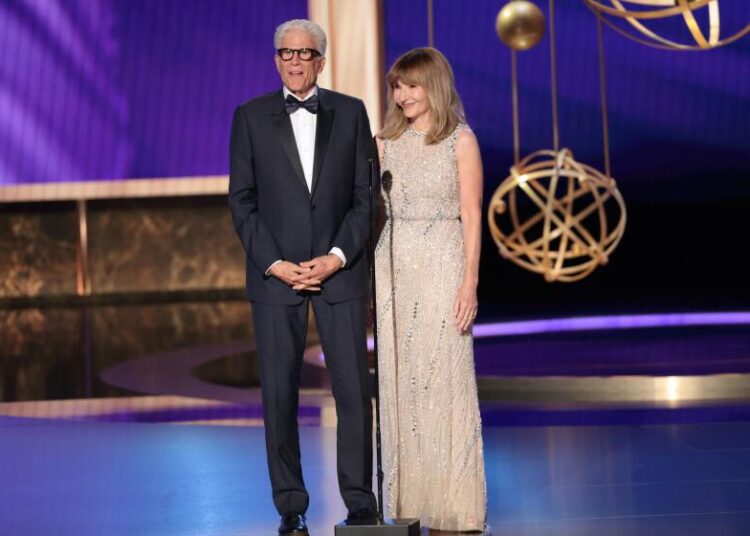 Ted Danson e Mary Steenburgen homenageados com o prêmio Bob Hope Humanitarian no Emmys