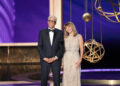 Ted Danson e Mary Steenburgen prestam homenagem a Bob Hope enquanto aceitam o Prêmio Humanitário no Emmys 2025