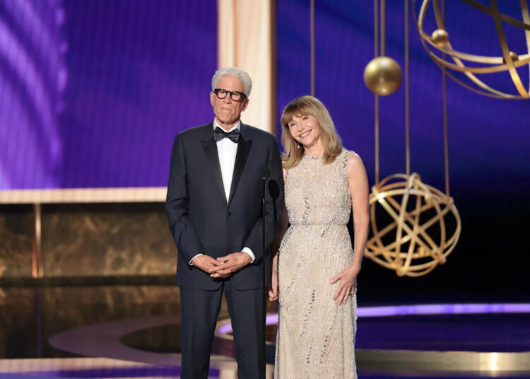 Ted Danson e Mary Steenburgen prestam homenagem a Bob Hope enquanto aceitam o Prêmio Humanitário no Emmys 2025