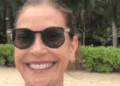 Teri Hatcher fez um respingo em tampa branca molhada durante a noite nadar no Quênia