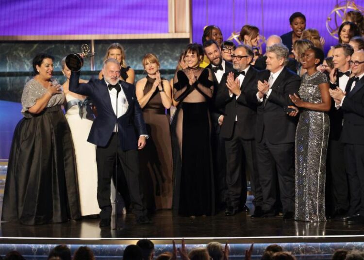 'The Pitt' Bordes Out 'Severance' para o melhor drama Emmy à noite cheia de transtornos