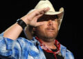 Toby Keith recebe uma honra póstuma adequada para um cowboy