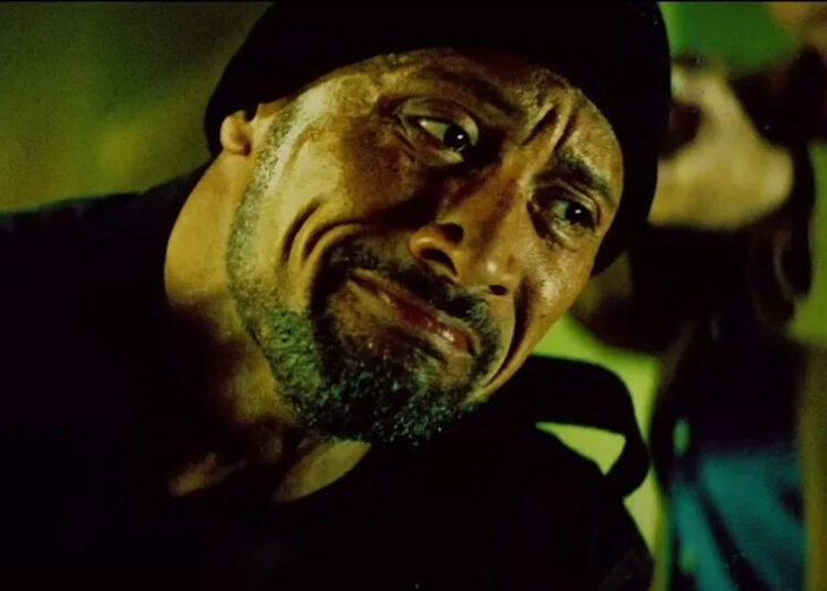 Todo mundo quer falar sobre o quão bom Dwayne Johnson está na máquina esmagadora, mas eu preciso falar sobre outra ótima performance de atuação por ele