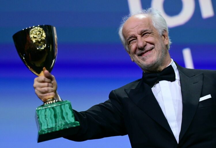 Toni Serillo da Itália vence o melhor ator em Veneza